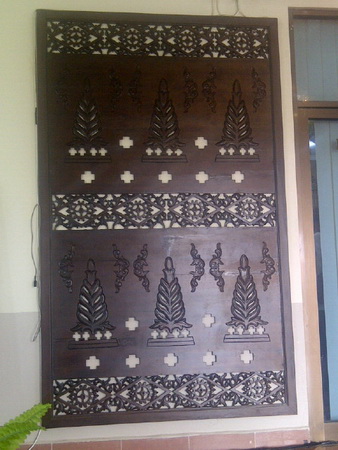 Ornamen Pintu Utama Ruang Paripurna Tak Mencerminkan Budaya Melayu